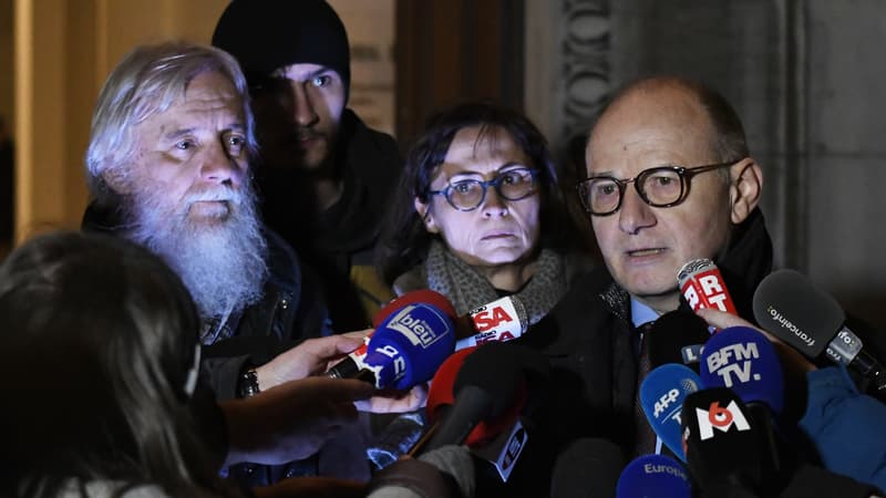 Didier et Cécile Noyer, accompagnés de leur fils, ainsi que leur avocat Bernard Boulloud, le 12 avril 2017 à Chambéry.