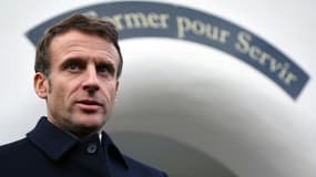 Emmanuel Macron lors d'une visite à l'école de gendarmerie de Longvic le 25 novembre 2022