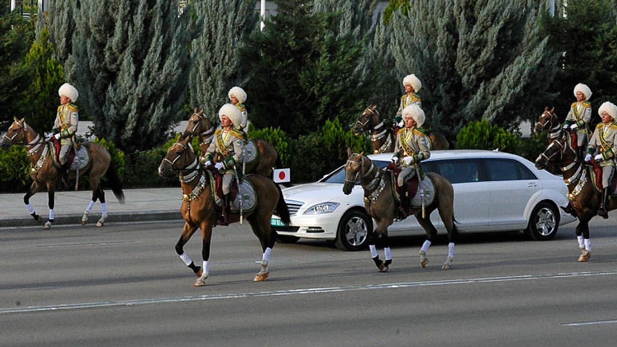Le président du Turkménistan roule lui dans une voiture blanche, couleur qui serait sa préférée.