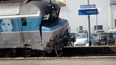 Le train accidenté, en gare de Nangis.