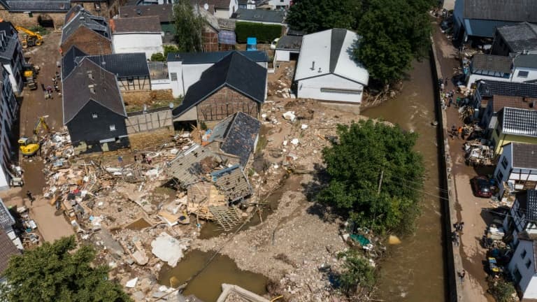 Vue aérienne des dégâts provoqués par les inondations à Iversheim, le 18 juillet 2021 en Allemagne