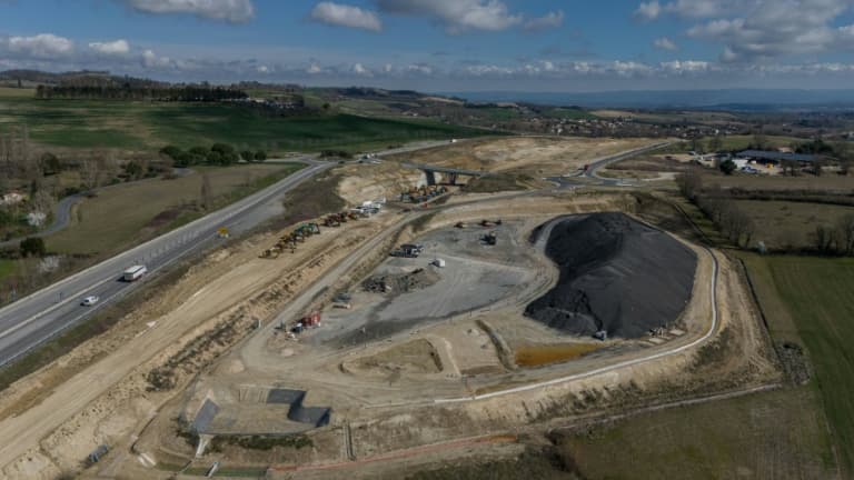 Vue aérienne d'une usine de bitume à proximité d'une section de l'autoroute A69, près de Puylaurens, le 28 février 2025 dans le Tarn