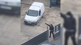 Les images des coups de feu tirés à Villeurbanne sur un bar à chicha ce dimanche 23 mars, le tireur a pris la fuite en trottinette.