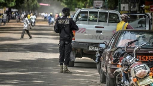 Un policier en patrouille dans une rue de Maroua, dans le nord du Cameroun, près de la frontière avec le Nigeria, le 16 septembre 2016 (PHOTO D'ILLUSTRATION)