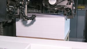 Photo d'une machine en marche à l'imprimerie La Contemporaine, à Sainte-Luce-sur-Loire (Loire-Atlantique) en octobre 2025. 