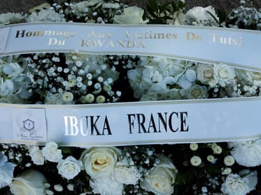 Des fleurs offertes par l'association Ibuka France lors d'une cérémonie de commémoration du génocide rwandais, le 7 avril 2021 à Paris