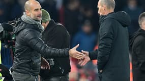 Pep Guardiola et Mike Dean