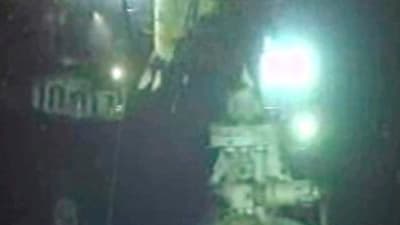 Mise en place du dôme de confinement au-dessus du puits de pétrole endommagé il y a 46 jours dans le golfe du Mexique. La compagnie pétrolière BP a commencé vendredi à recueillir une partie du pétrole qui s'échappe du puits. /Image vidéo tournée le 3 juin