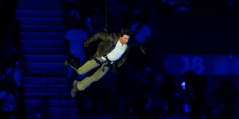 Tom Cruise descend en rappel du Stade de France le 11 août 2024.