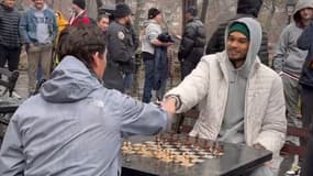 Victor Wembanyama joue aux échecs au Washington Park de New York le 28 décembre 2024