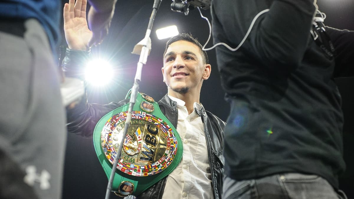 Nordine Oubaali et sa ceinture de champion WBC des coqs