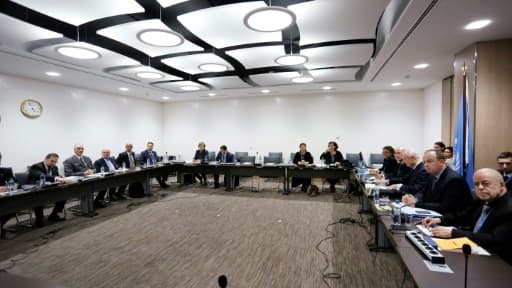 Des membres de la délégation gouvernementale syrienne lors de discussions avec l'émissaire de l'ONU pour la Syrie, Staffan de Mistura, le 25 février 2017 à Genève Des membres de la délégation gouvernementale syrienne lors de discussions avec l'émissaire de l'ONU pour la Syrie, Staffan de Mistura, le 25 février 2017 à Genève
