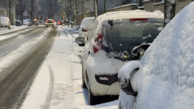 Des voitures sous la neige en Normandie, le 9 janvier 2024. 