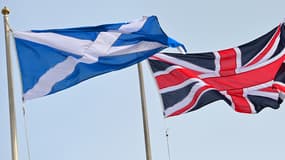A gauche, le drapeau écossais. A droite, le drapeau du Royaume-Uni. Ce dernier va-t-il devoir changer à l'issue du référendum de jeudi?