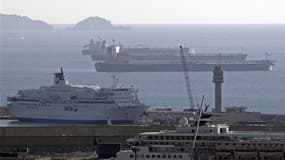 Deux navires ont forcé mercredi le blocus mis en place la veille par les marins CGT de la Société nationale Corse Méditerranée (SNCM) qui interdisent l'accès à deux passes d'entrée du port de Marseille. /Photo prise le 27 octobre 2010/REUTERS/Jean-Paul Pé