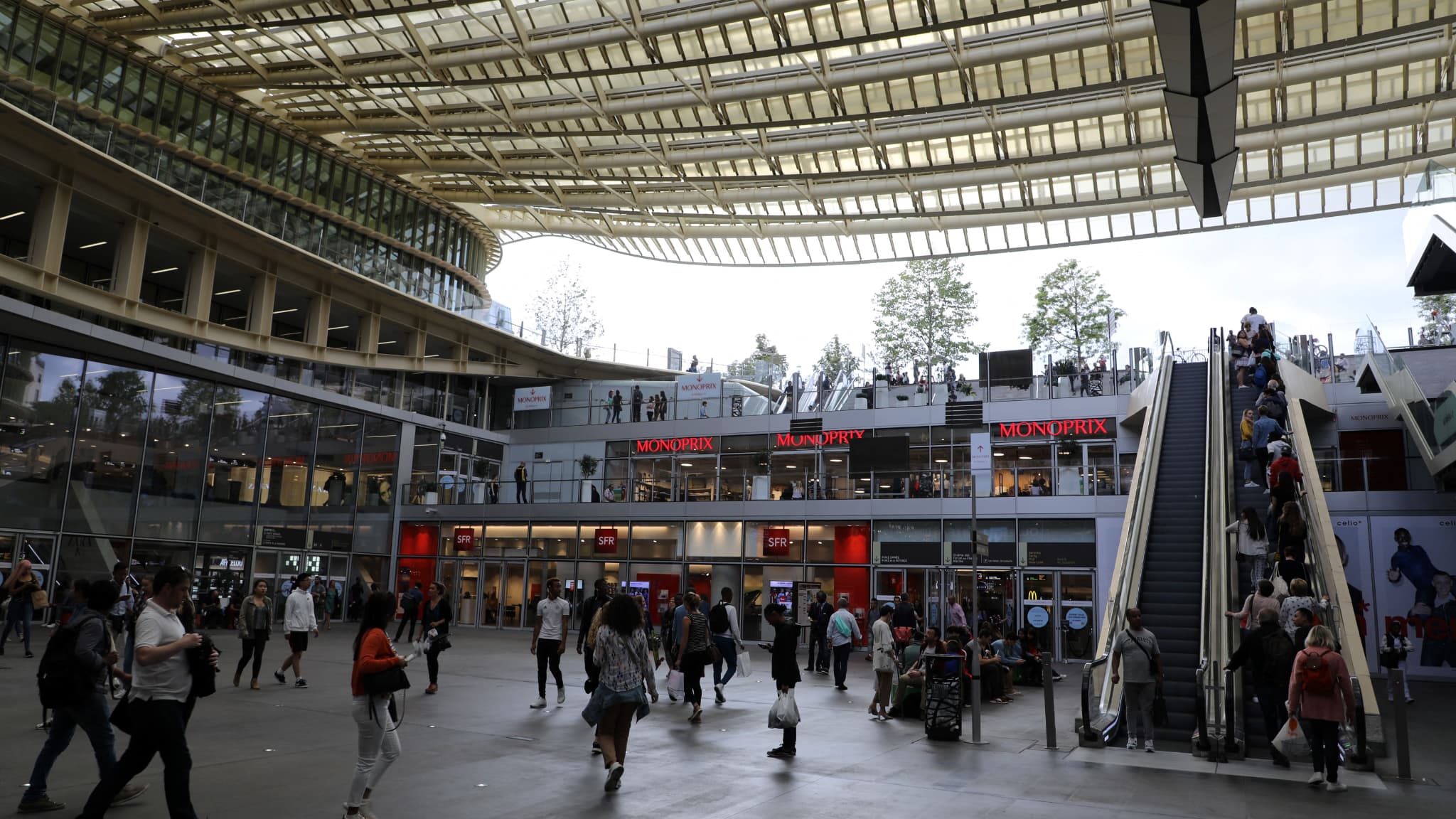 QUATRE POLICIERS BLESSÉS, HUIT PERSONNES INTERPELLÉES: DES VIOLENCES ÉCLATENT APRÈS L'ANNULATION D'UN CONCERT DE RAP GRATUIT ORGANISÉ EN PLEIN PARIS