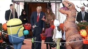 Donald et Melania Trump distribuent des bonbons aux enfants pour Halloween