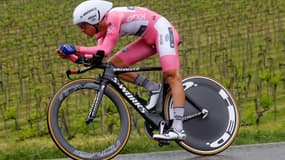 Gianluca Brambilla (Etixx-Quick Step) garde la maillot rose sur la 9e étape du Giro pour seulement .. une seconde. 