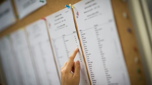 Un étudiant cherche son nom dans la liste des admis au baccalauréat, le 7 juillet 2015 à Paris