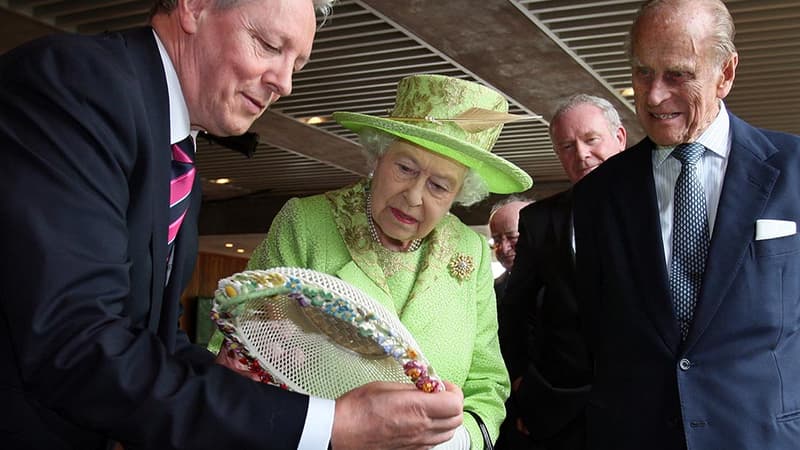 La reine Elizabeth et son mari, le prince Philip, admirant un cadeau en Irlande du Nord, en 2012.