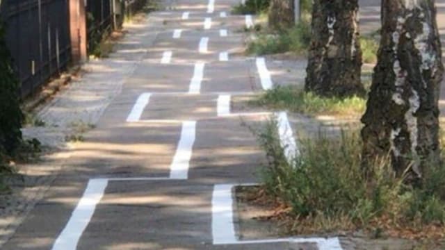 Le drôle de marquage au sol qui figure sur le trottoir de la Leo-Baeck-Straße.