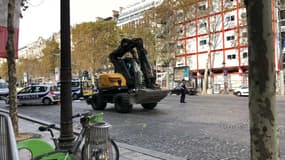 Un enfant est mort sur les Champs-Elysées, percutée par un engin de chantier.