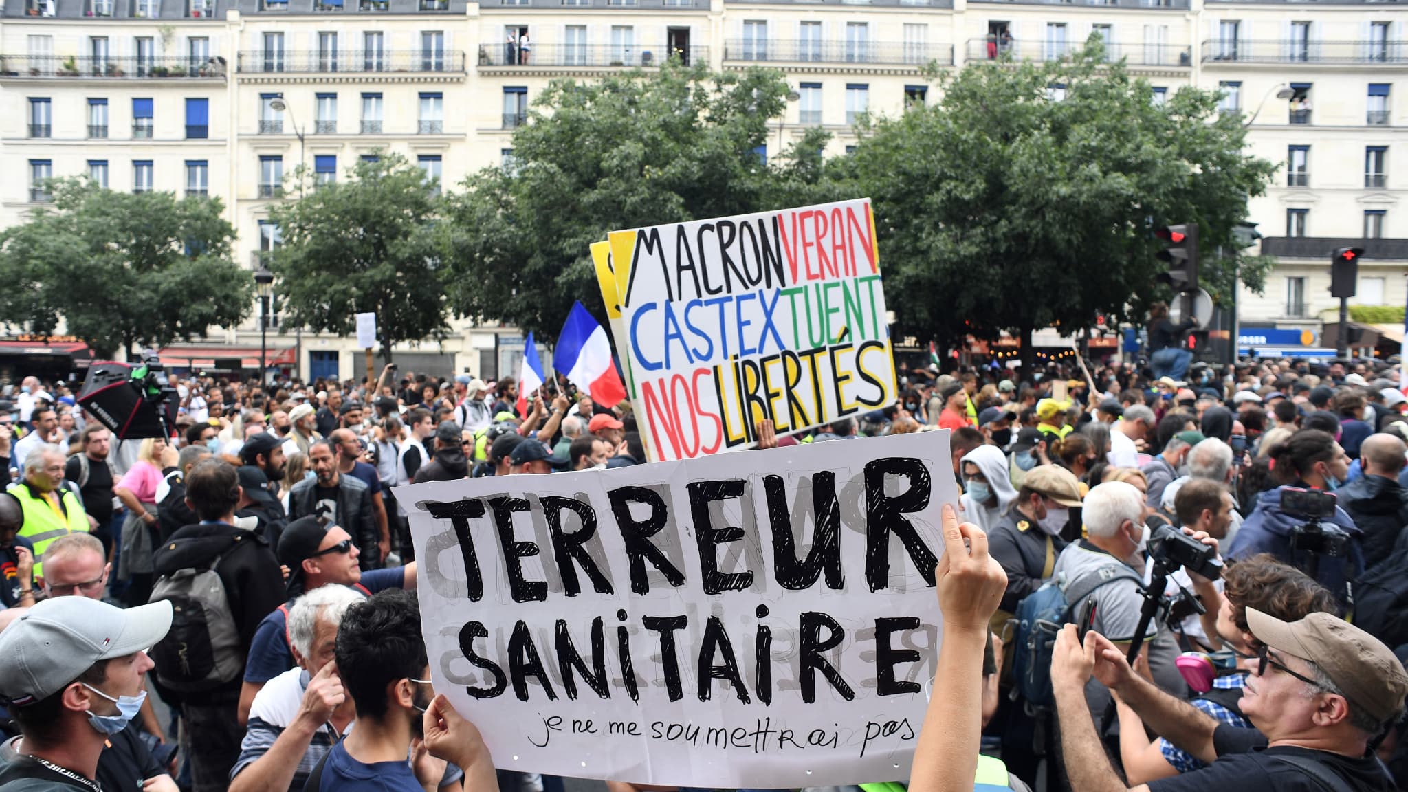 Covid-19: Les Manifestations Anti-pass Sanitaire Favorisent-elles Les ...