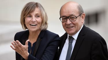 La ministre chargée des Affaires européennes Marienne de Sarnez arrive au Conseil des ministres avec le ministre de l'Europe et des Affaires étrangères Jean-Yves Le Drian, le 18 mai 2017 à l'Elysée à Paris.