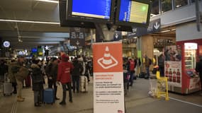 Le trafic était totalement interrompu à la gare de Paris-Montparnasse ce dimanche 3 décembre 2017. 