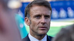 Emmanuel Macron en marge d'un déplacement auprès des bénévoles mobilisés pour les Jeux le 2 août 2024