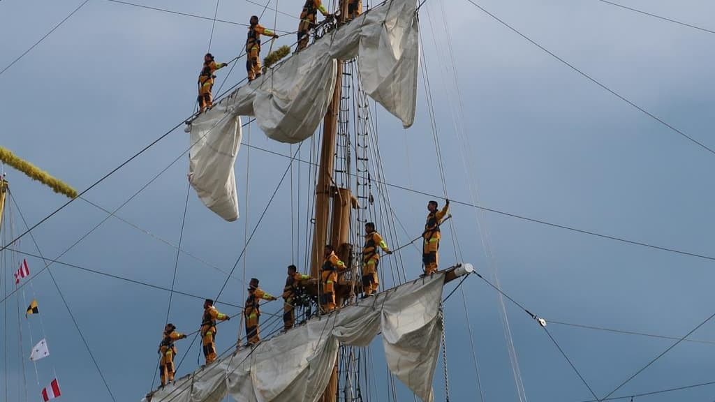 Les marins du navire-école mexicain dans les vergues. Les marins du navire-école mexicain dans les vergues.