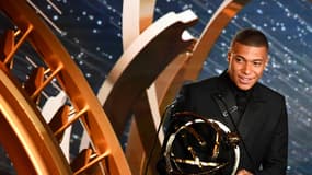 Kylian Mbappé avec son trophée du meilleur joueur de la saison, le 19 mai 2019.