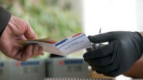 Lors des élections municipales, dans un bureau de vote dans l'est de la France, le 15 mars 2020