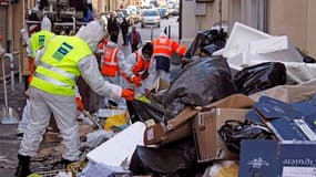 La communauté urbaine de Marseille a mis en place un plan d'urgence sanitaire pour enlever les 10.000 tonnes d'ordures des trottoirs de la cité phocéenne, où les éboueurs ont repris le travail mardi, après deux semaines de conflit sur la réforme des retra