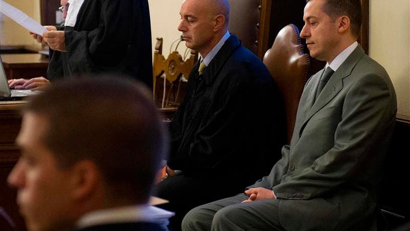 Paolo Gabriele (à droite), l'ancien majordome de Benoît XVI accusé d'avoir volé et diffusé des documents confidentiels pris dans les appartements du pape, a subi un revers samedi à l'ouverture de son procès, les preuves réunies par une commission d'enquêt