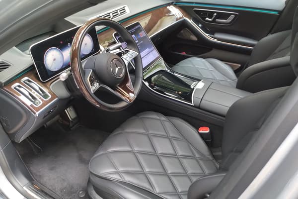 Dans l'habitacle, à l'avant, de cette Mercedes Maybach S680.