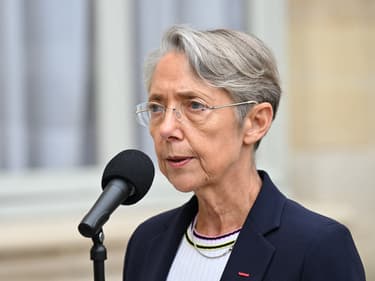 La Première ministre Elisabeth Borne, le 27 mai 2022, sur le perron de Matignon.