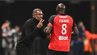Habib Beye donne ses consignes à Seko Fofana lors du match Rennes-Lens le 28 septembre 2025