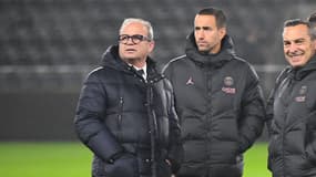Luis Campos avec des membres du staff du PSG lors d'un match contre Angers, le 9 novembre 2024
