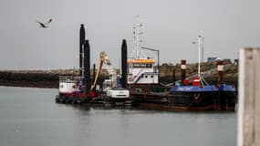 Une barge dans le port de Ouistreham, dans le Calvados (PHOTO D'ILLUSTRATION)