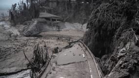 Un pont détruit après l'éruption du volcan Semeru, samedi 4 décembre 2021, en Indonésie