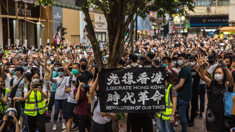 Manifestants le 1er juillet 2020 à Honk Kong, brandissant une pancarte demandant l'indépendance