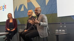 Demis Hassabis (au centre), président de DeepMind, et James Manyika (à droite), vice-président de Google en charge des sujets Société, Innovations et Technologie.