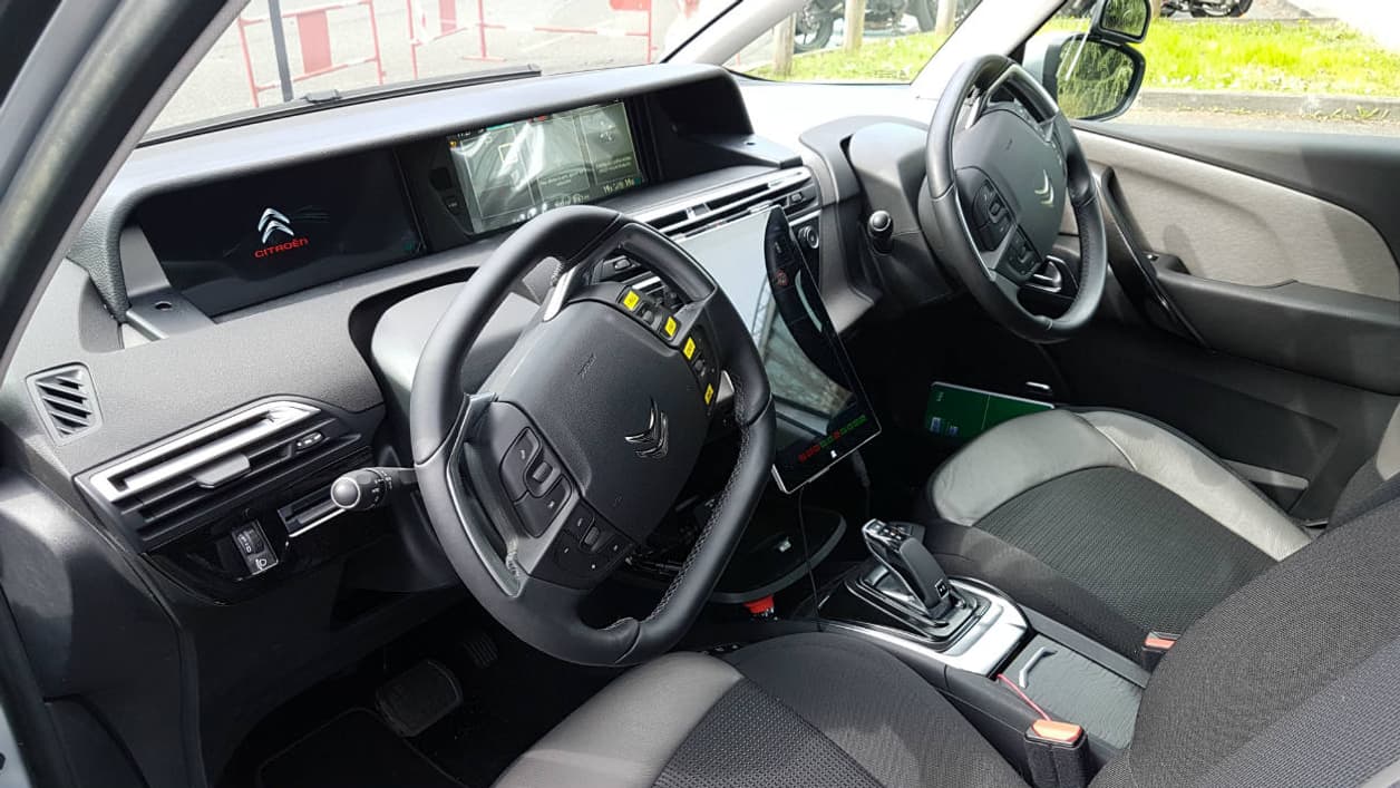 Dans le C4 Picasso autonome, un dispositif original de double commandes pédales et volants. Dans le C4 Picasso autonome, un dispositif original de double commandes pédales et volants.