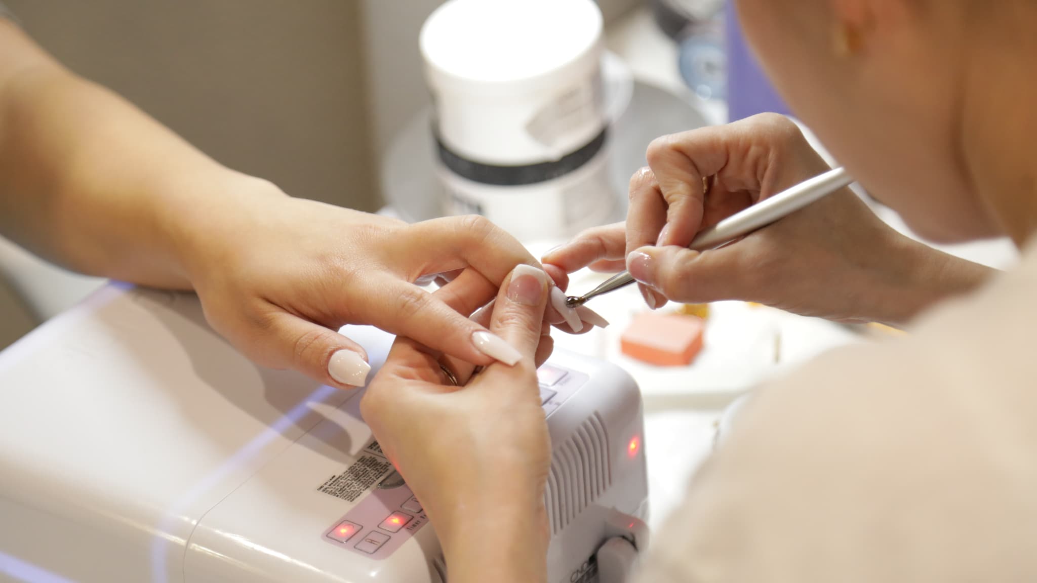Faites vous plaisir avec des mains et des ongles en bonne santé pour le Nouvel An. Faites vous plaisir avec des mains et des ongles en bonne santé pour le Nouvel An.