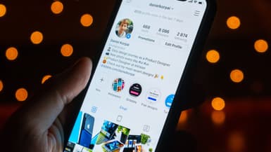 Instagram permet d'afficher le flux de contenus de manière chronologique. 