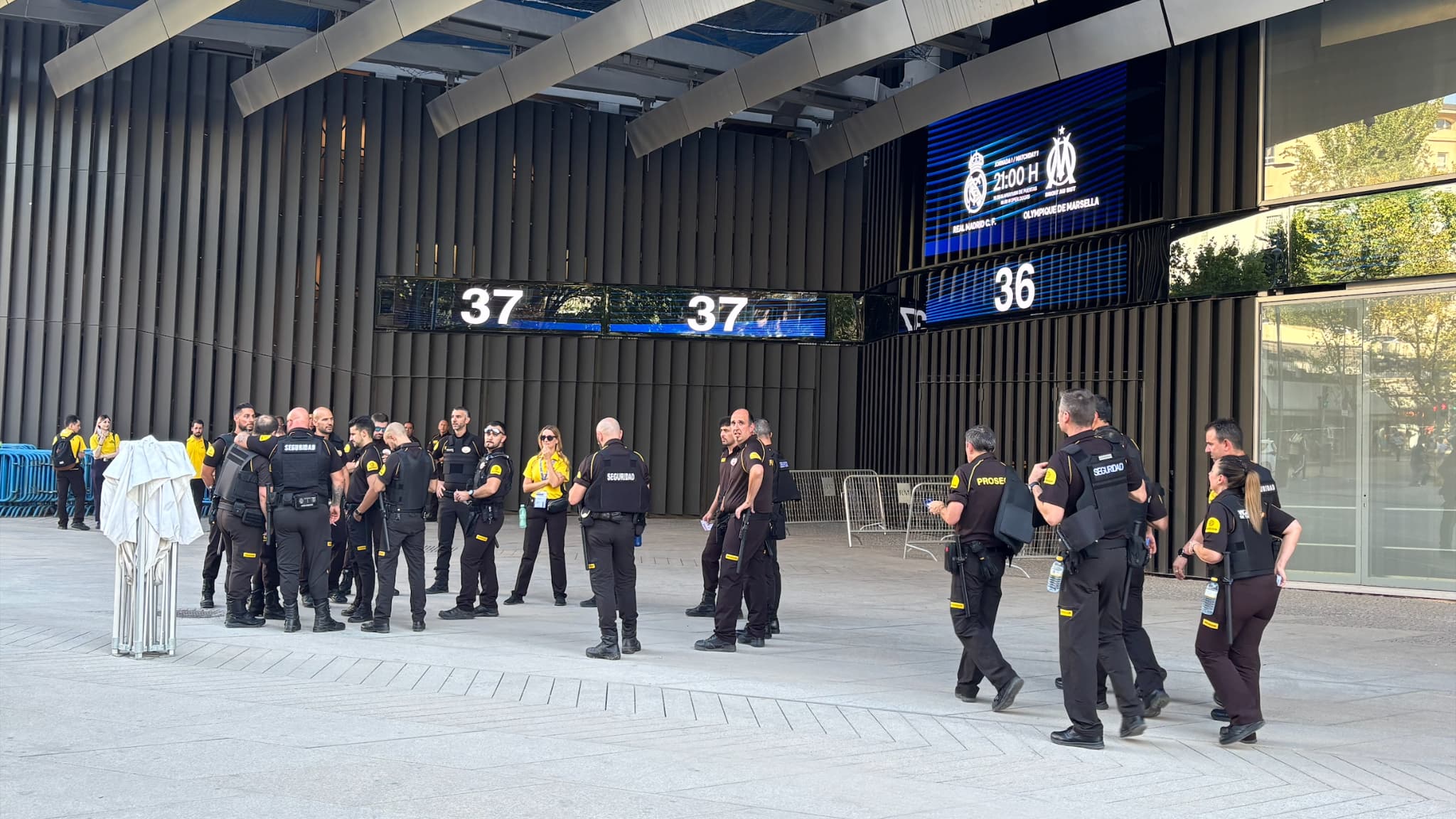 Des agents de sécurité devant le Bernabéu avant Real Madrid-OM le 16 septembre 2025