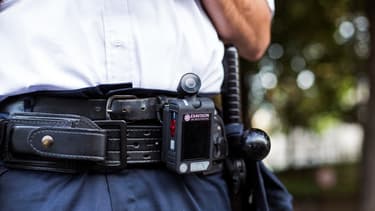 Une "camera-piéton" équipe le ceinturon sur un agent de police.