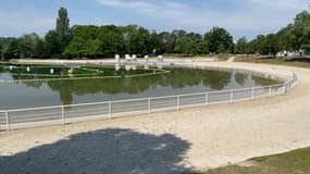 À Cergy-Pontoise, une clôture encercle la zone de baignade pour pouvoir mieux maîtriser l'accès à l'eau. 