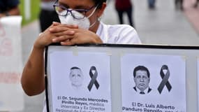 Une pancarte rendant hommage aux soignants morts du coronavirus lors d'une veille à Iquitos au Pérou le 5 juin 2020